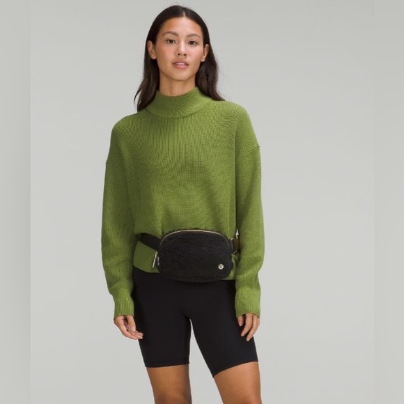 Lululemon Everywhere Belt Bag Sherpa Fleece Black - Picture 6 of 7